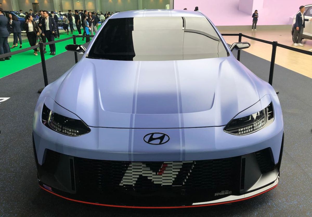 Mașina tot mai iubită de români a lansat un nou model! Are „bot de rechin” și e mai ieftină decât Toyota sau Nissan