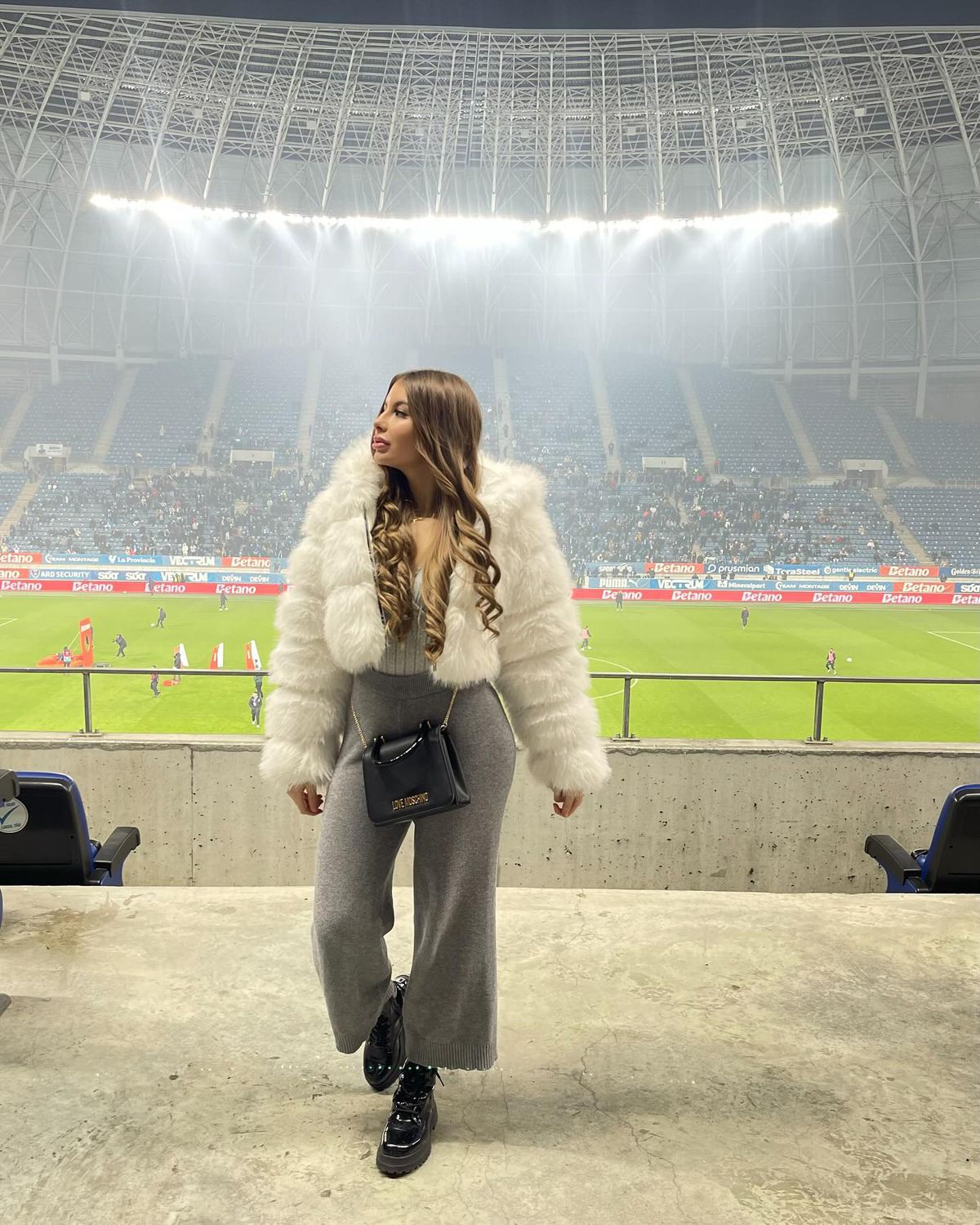 „Prințesa războinică”, partenera titularului de la Universitatea Craiova, a trăit la intensitate maximă ratarea din derby-ul cu FCSB