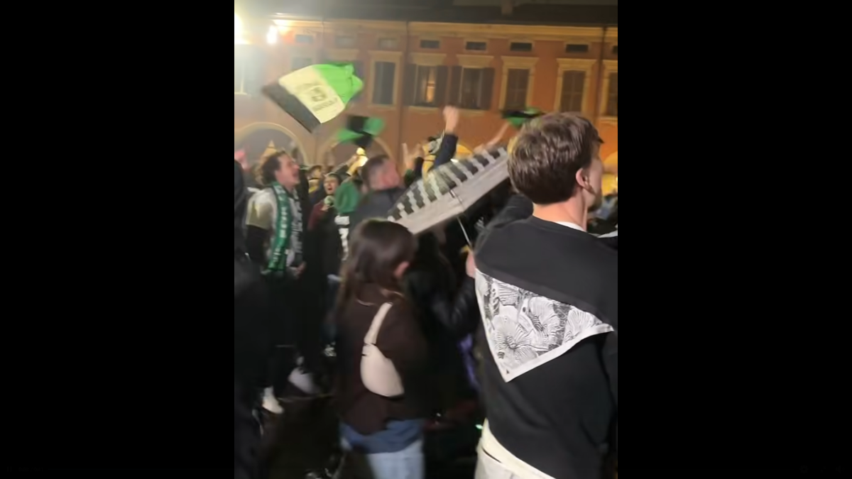 Fanii lui Sassuolo au sărbătorit în stradă promovarea în Serie A » Imagini superbe din centrul orașului