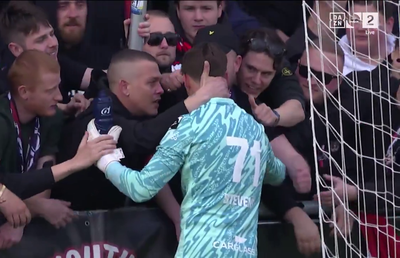 Momente emoționante în Belgia » A apărat un penalty și a sărbătorit cu fanii adversarilor, la câteva zile după moartea tatălui