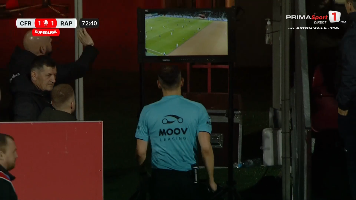 Fază controversată în CFR Cluj - Rapid » Arbitrul l-a eliminat pentru simulare în minutul 70, dar a schimbat decizia după VAR! Verdictul specialistului