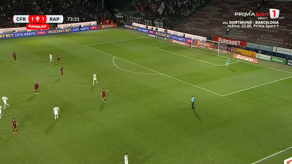 Fază controversată în CFR Cluj - Rapid » Arbitrul l-a eliminat pentru simulare în minutul 70, dar a schimbat decizia după VAR! Verdictul specialistului