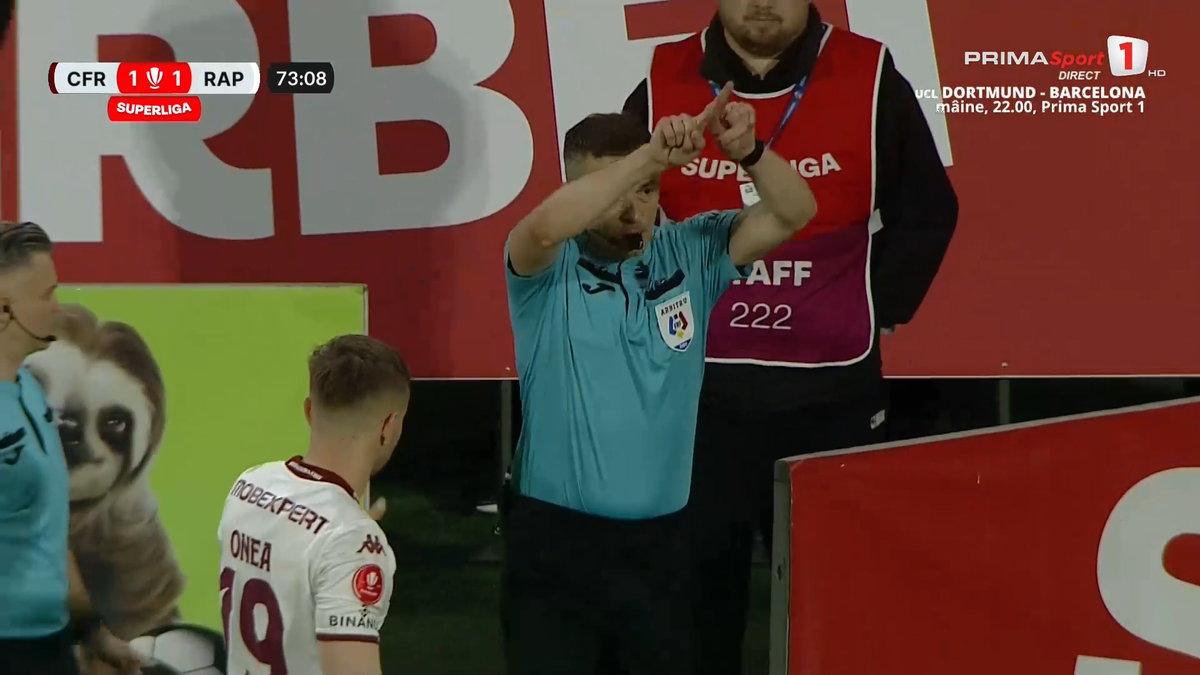 Fază controversată în CFR Cluj - Rapid » Arbitrul l-a eliminat pentru simulare în minutul 70, dar a schimbat decizia după VAR! Verdictul specialistului