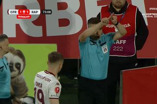 Fază controversată în CFR Cluj - Rapid » Arbitrul l-a eliminat pentru simulare în minutul 70, dar a schimbat decizia după VAR! Verdictul specialistului