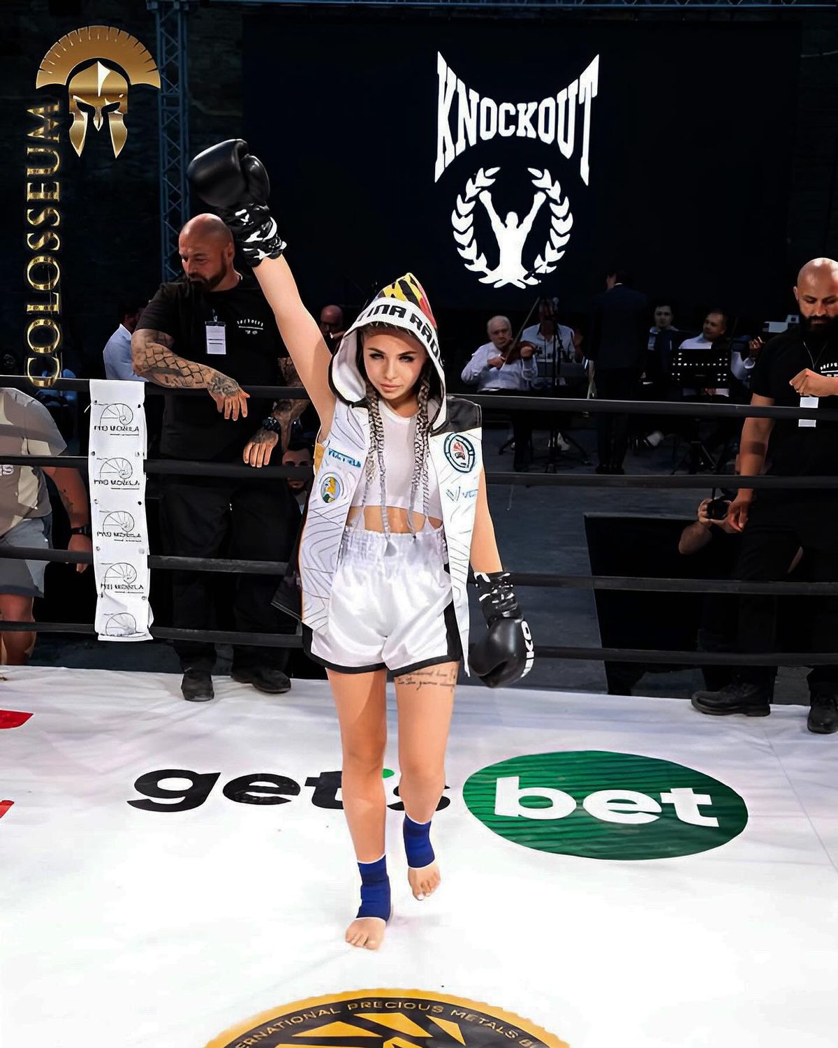 „Prințesa războinică”, partenera titularului de la Universitatea Craiova, a trăit la intensitate maximă ratarea din derby-ul cu FCSB