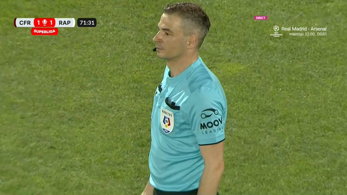 Fază controversată în CFR Cluj - Rapid » Arbitrul l-a eliminat pentru simulare în minutul 70, dar a schimbat decizia după VAR! Verdictul specialistului