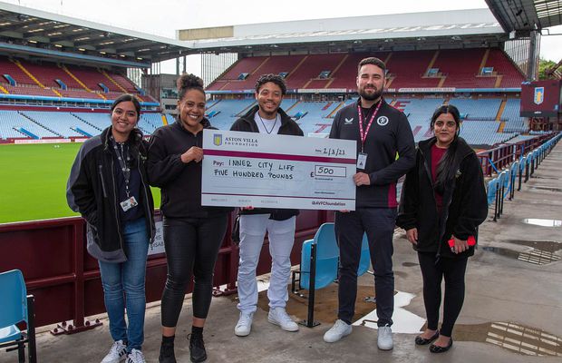 E român, lucrează la Aston Villa și iubește altă echipă a Angliei. Povestea lui Ștefan Ferencz