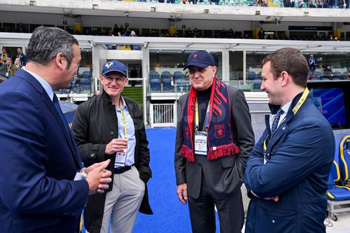 Dan Șucu, alături de Christian Pușcașiu, cu șapcă, la Genoa - Verona