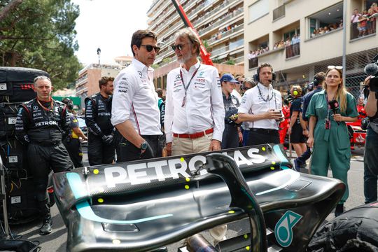 Jim Ratcliffe (dreapta) este acționar la Man. United și coproprietar la „Mercedes F1” / Foto: Imago