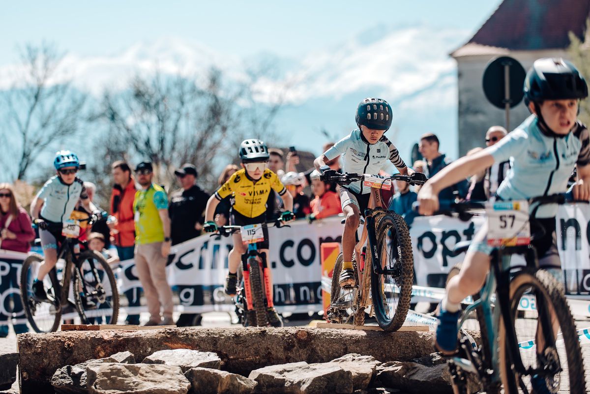 Start spectaculos de sezon în mountain bike-ul românesc: imagini memorabile de la Triada MTB Avrig 2025