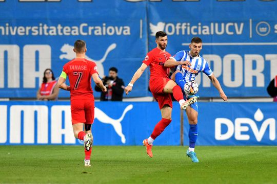 Mihai Popescu, în duel cu Lukic, la Universitatea Craiova - FCSB, etapa #4 din play-off/ foto: Cristi Preda (GSP)