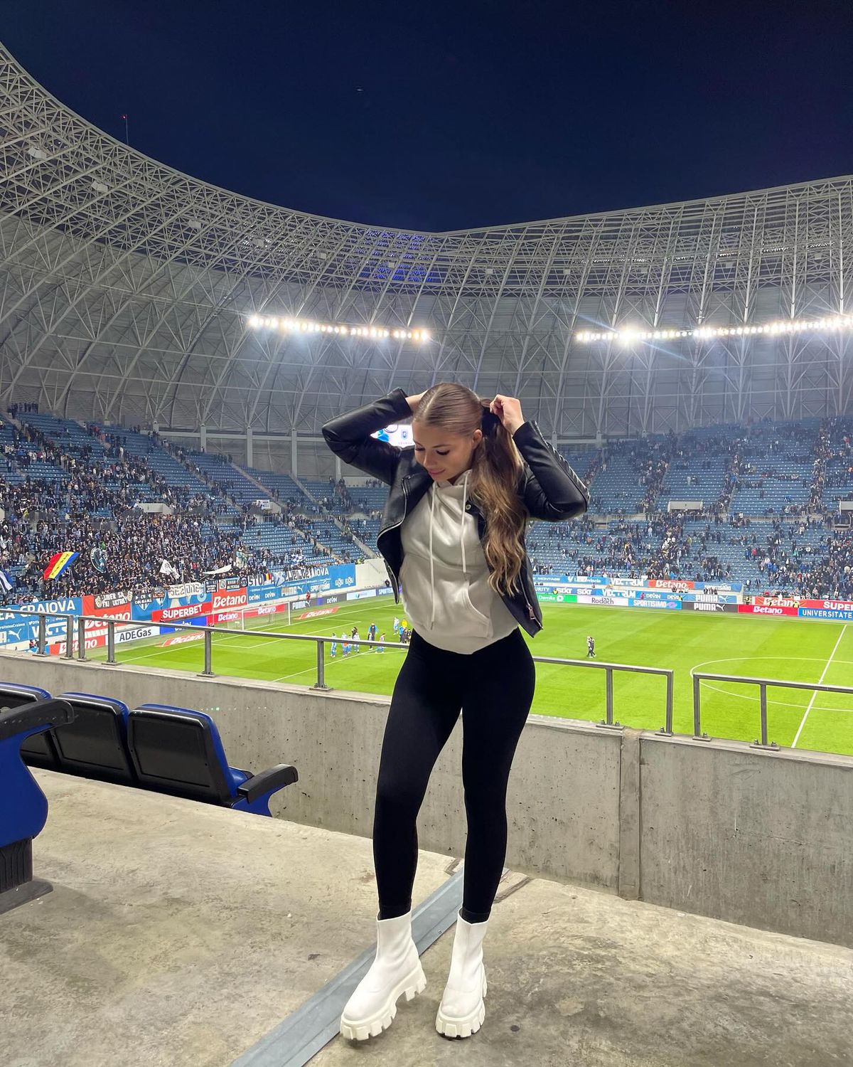 „Prințesa războinică”, partenera titularului de la Universitatea Craiova, a trăit la intensitate maximă ratarea din derby-ul cu FCSB