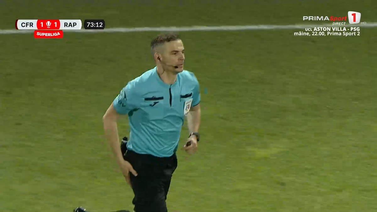 Fază controversată în CFR Cluj - Rapid » Arbitrul l-a eliminat pentru simulare în minutul 70, dar a schimbat decizia după VAR! Verdictul specialistului