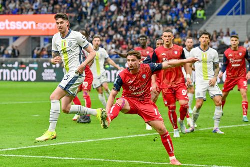 Răzvan Marin (în duel cu Alessandro Bastoni) are 105 meciuri, 7 goluri și 14 assisturi la Cagliari / Foto: Imago