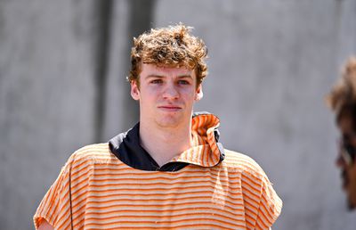 Înotătorul Leon Marchand, cvadruplu campion olimpic, a dezvăluit prin ce a trecut după Paris: „O subluxație de umăr, o fractură de coaste și o flacără stinsă”