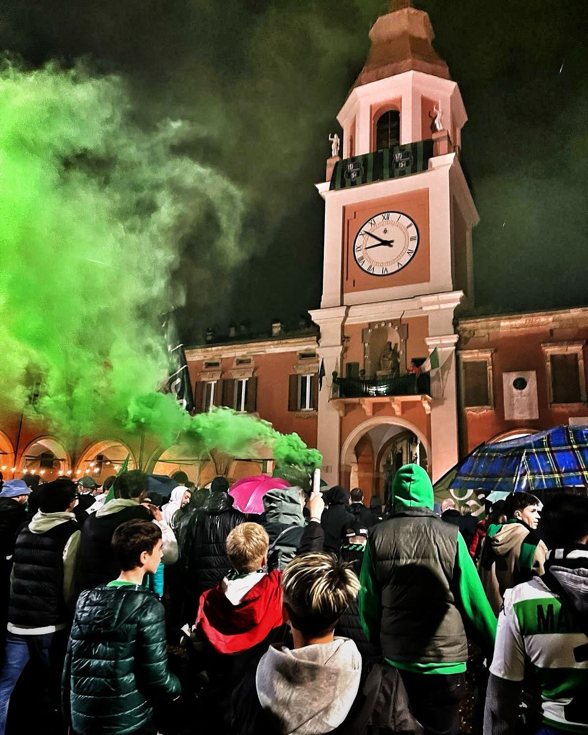 Fanii lui Sassuolo au sărbătorit în stradă promovarea în Serie A » Imagini superbe din centrul orașului