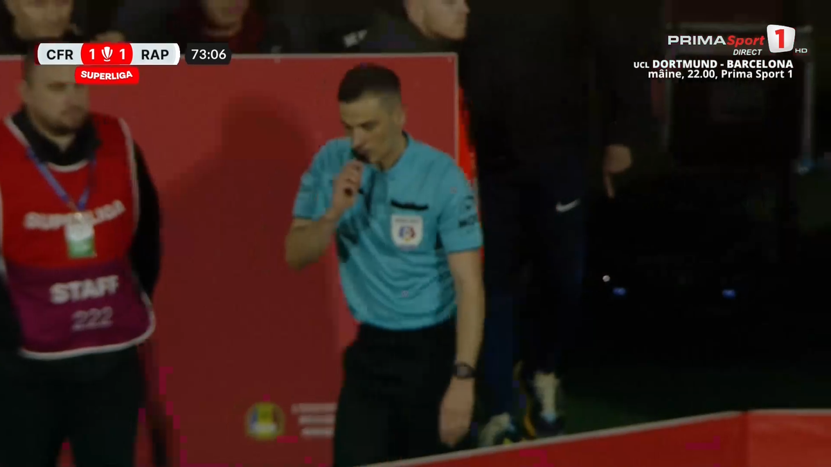 Fază controversată în CFR Cluj - Rapid » Arbitrul l-a eliminat pentru simulare în minutul 70, dar a schimbat decizia după VAR! Verdictul specialistului