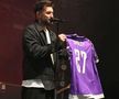 Momentul în care Smiley primește tricoul personalizat cu FC Argeș / Sursă foto: Facebook@ Cristian Gentea