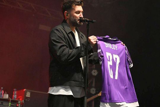 Momentul în care Smiley primește tricoul personalizat cu FC Argeș / Sursă foto: Facebook@ Cristian Gentea