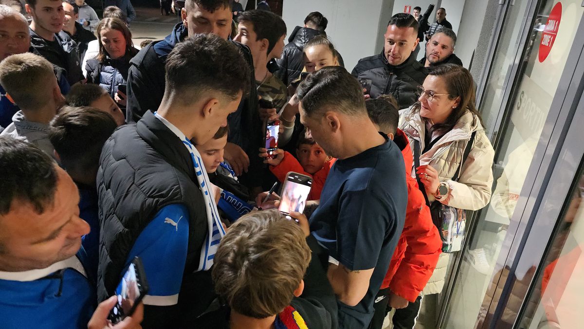 Mirel Rădoi, asaltat de fani după Craiova - FCSB