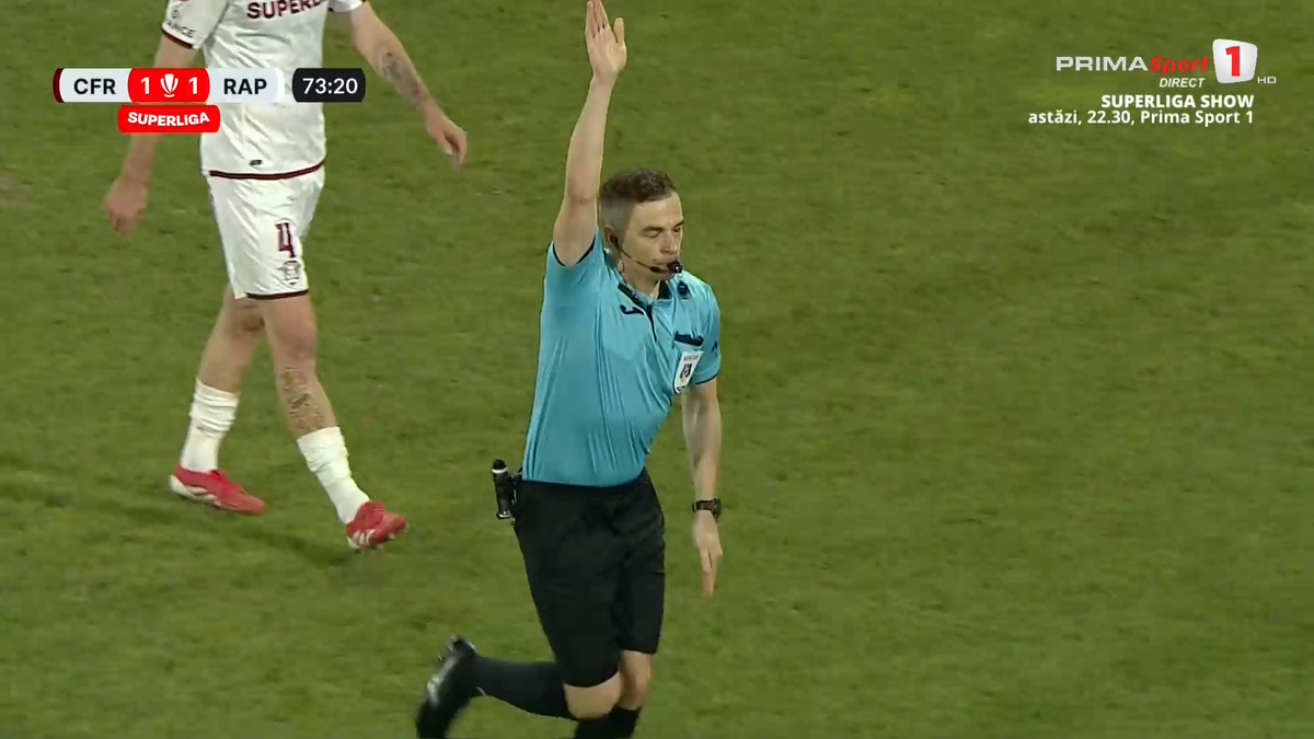 Fază controversată în CFR Cluj - Rapid » Arbitrul l-a eliminat pentru simulare în minutul 70, dar a schimbat decizia după VAR! Verdictul specialistului