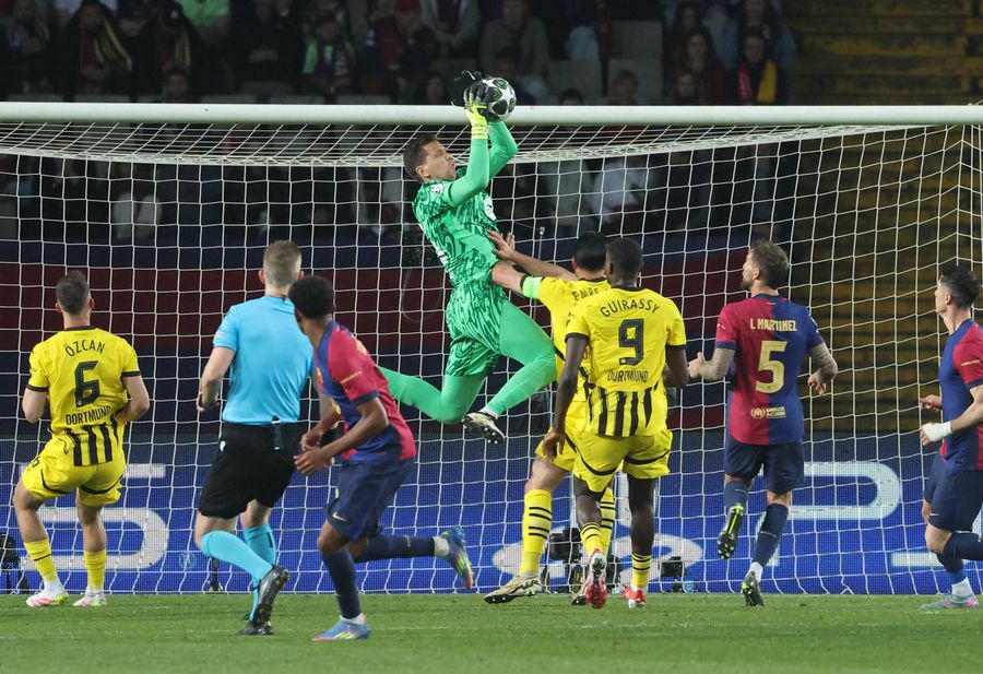 Wojciech Szczesny este foarte sigur și la mingile aeriene / Foto: Imago La un pas să egaleze recordul legendarului Cruyff » Șomerul care în șase luni a ajuns să viseze la Triplă!