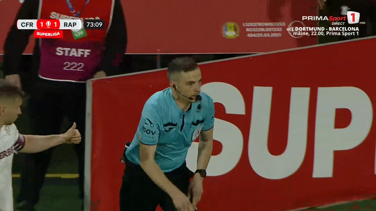Fază controversată în CFR Cluj - Rapid » Arbitrul l-a eliminat pentru simulare în minutul 70, dar a schimbat decizia după VAR! Verdictul specialistului