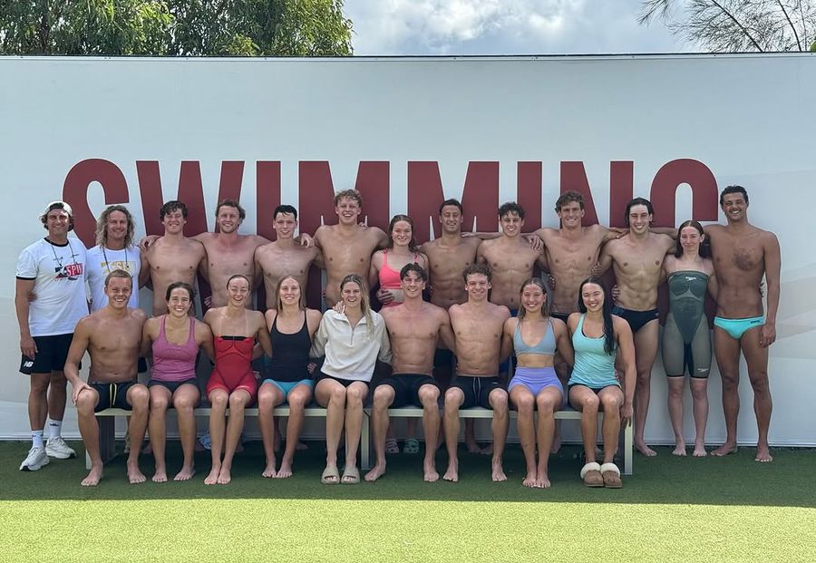 Grupul de înotărori alături de care s-au antrenat cei trei europeni Înotătorul Leon Marchand, cvadruplu campion olimpic, a dezvăluit prin ce a trecut după Paris: „O subluxație de umăr, o fractură de coaste și o flacără stinsă”