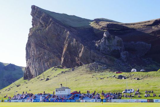 Stadionul Hasteinsvollur, Islanda - construit pe un loc acoperit cândva cu lavă de la vulcanul Eldfell, considerat încă activ, în ciuda faptului că ultima erupție a fost în 1973