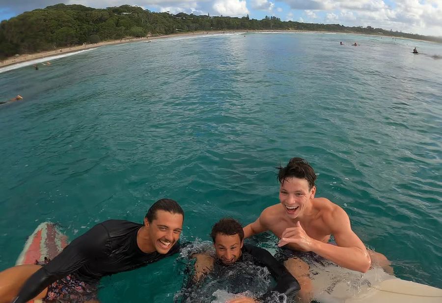 Ceccon, Razzetti și Marchand la surf Înotătorul Leon Marchand, cvadruplu campion olimpic, a dezvăluit prin ce a trecut după Paris: „O subluxație de umăr, o fractură de coaste și o flacără stinsă”