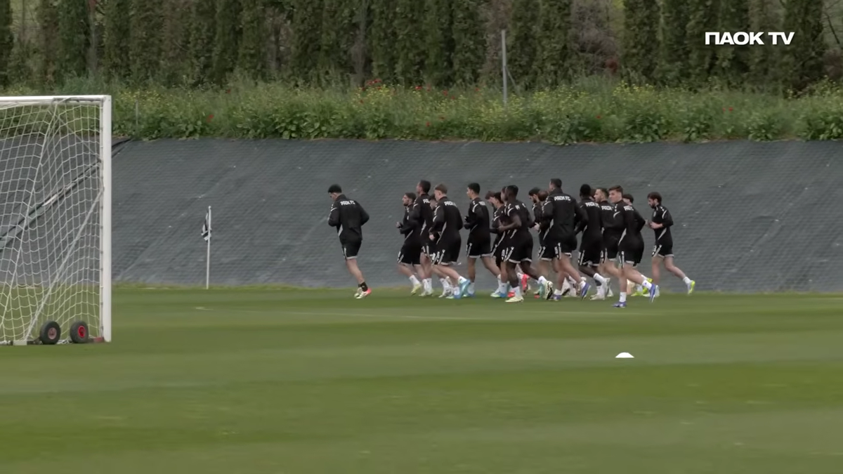 Emoție pură » Imagini de la antrenamentul lui Răzvan Lucescu: cum l-au primit fotbaliștii lui PAOK