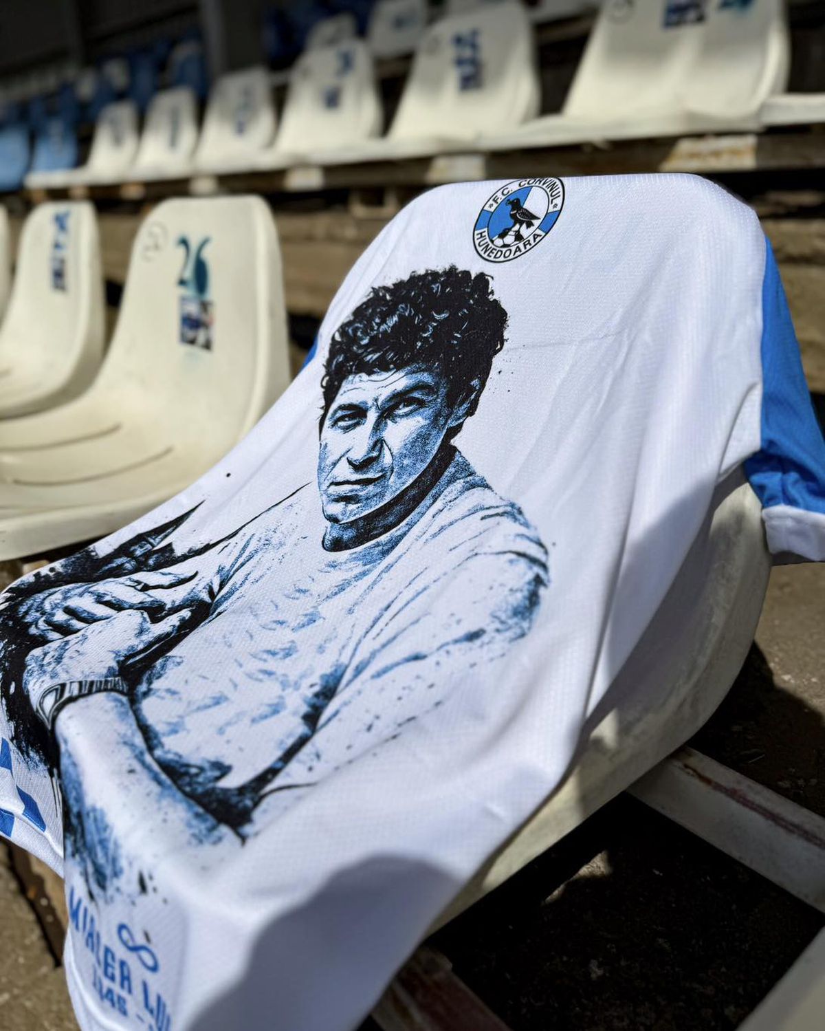 Omagiul adus de Corvinul Hunedoara lui Mircea Lucescu // foto: Facebook