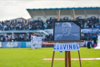 Cu gândul la Mircea Lucescu și cu un stadion plin, Corvinul a mai făcut un pas mare spre promovare