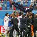 Carlos Queiroz, în 2018, aruncat pe brațe de jucătorii Iranului, după o victorie cu Maroc la CM // foto: Imago Images