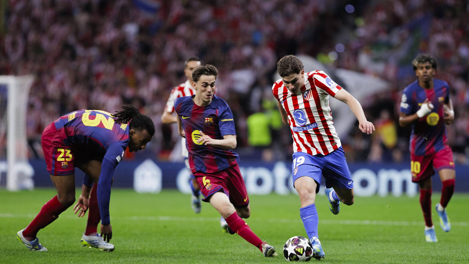 Jucători de fotbal în acțiune pe teren în timpul unui meci din Liga Campionilor, cu tribune pline în fundal. | sursa foto: Gazeta Sporturilor