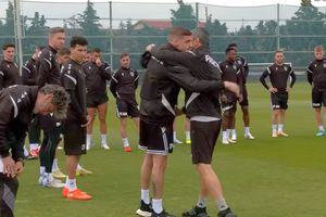 Emoție pură » Imagini de la antrenamentul lui Răzvan Lucescu: cum l-au primit fotbaliștii lui PAOK
