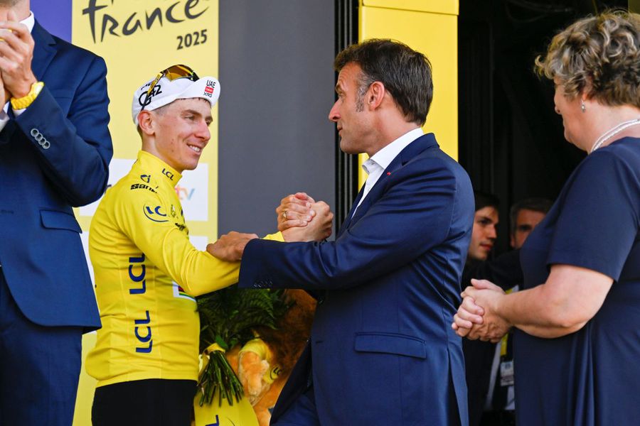 Emmanuel Macron și Tadej Pogacar în Turul Franței 2025 Foto: Imago Images Intervenție la nivel înalt: președintele Macron se implică pentru ca un tânăr ciclist să nu schimbe echipa!