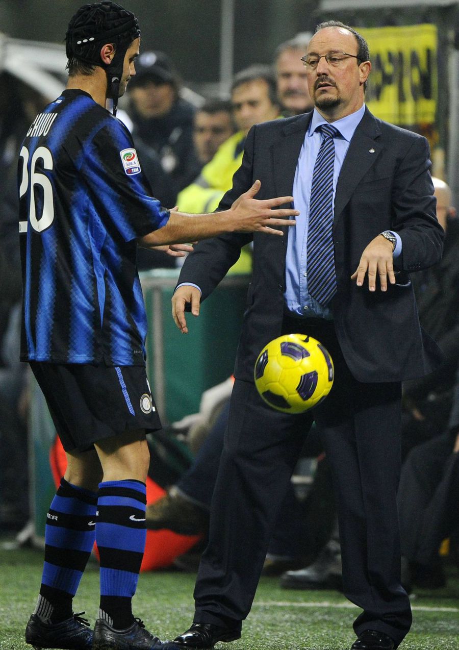 Antrenorul Rafa Benitez și fundașul Cristi Chivu în sezonul 2010-2011 la Inter / Foto: Imago Rafa Benitez a pariat pe Chivu: „Un tactician desăvârșit. Merită titlul, a știut să gestioneze și situațiile limită”
