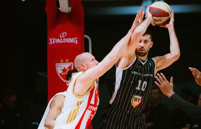 U-BT Cluj-Napoca, joc bun pe terenul Stelei Roșii Belgrad, dar înfrângere previzibilă » Alb-negrii și-au aflat adversara din playoff-ul ABA