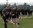 Emoție pură » Imagini de la antrenamentul lui Răzvan Lucescu: cum l-au primit fotbaliștii lui PAOK