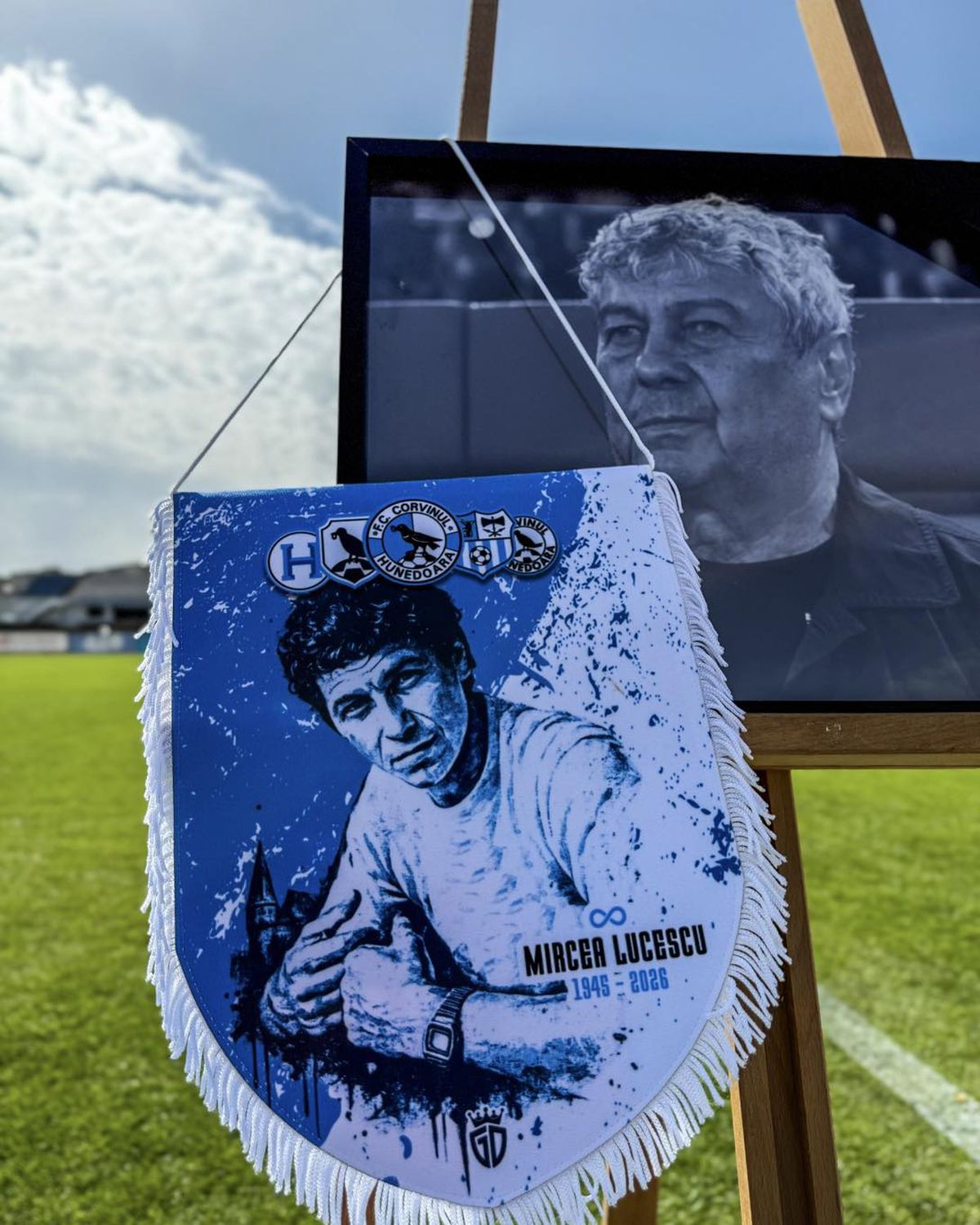 Omagiul adus de Corvinul Hunedoara lui Mircea Lucescu // foto: Facebook