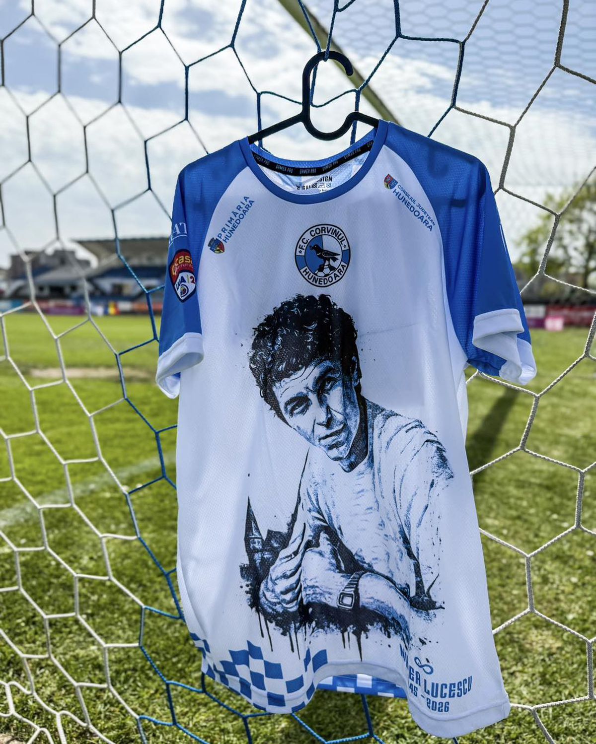 Omagiul adus de Corvinul Hunedoara lui Mircea Lucescu // foto: Facebook