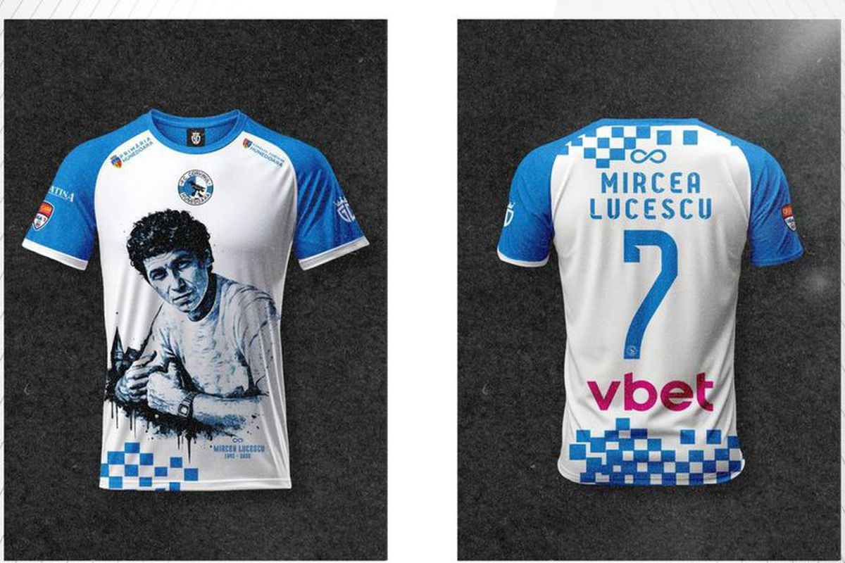 Omagiul adus de Corvinul Hunedoara lui Mircea Lucescu // foto: Facebook