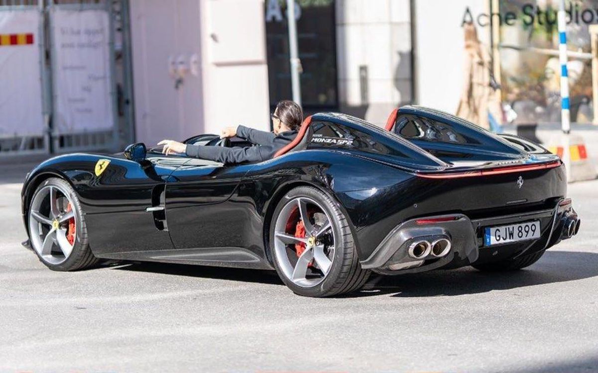 Zlatan Ibrahimovic, AMENDAT după ce a ieșit la plimbare cu ultima „bijuterie”: un super Ferrari Monza SP2 de 1,6 milioane de euro!