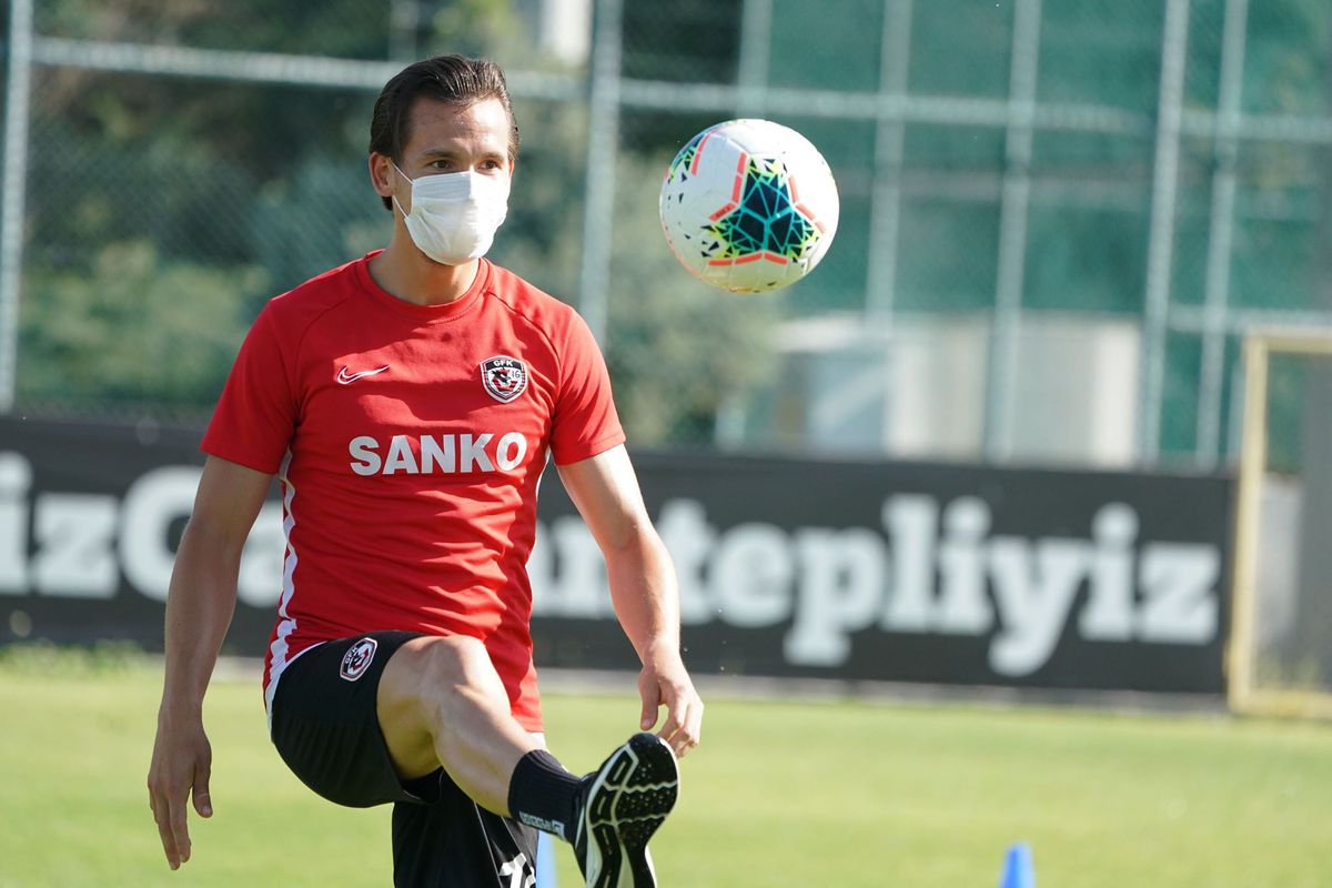 FOTO Jucătorii lui Șumudică se antrenează la Gaziantep cu masca pe față!