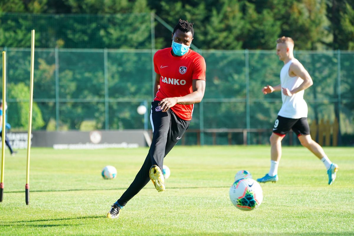 FOTO Jucătorii lui Șumudică se antrenează la Gaziantep cu masca pe față!