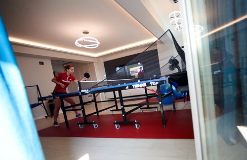 Eliza Samara și living-ul său în care a instalat o masă de tenis pentru a se antrena în această perioadă // FOTO: Raed Krishan