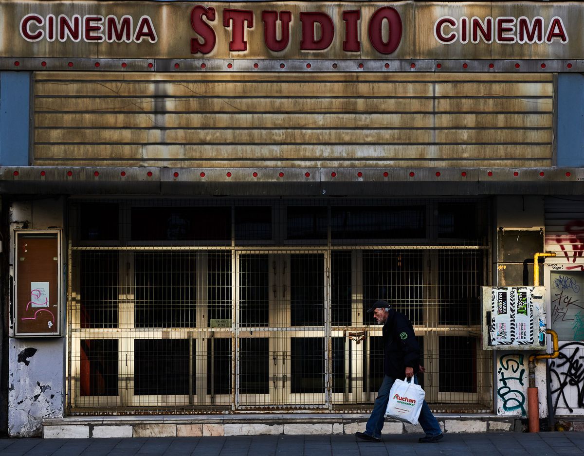 CORONAVIRUS Noi restricții de la 1 august: masca de protecție, obligatorie în spațiile deschise aglomerate + program limitat pentru terase