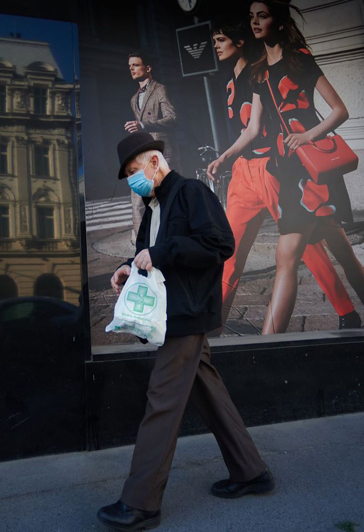 Imagine fabuloasă! Președintele surprins la cumpărături cu mască și în pantaloni scurți