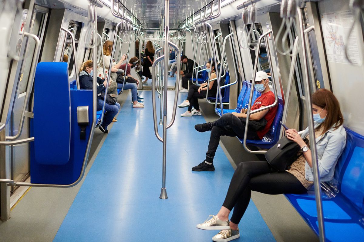 Regulile care trebuie respectate în metrou, în tren și în avion, pe perioada stării de alertă